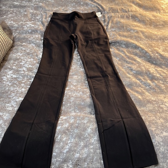 Alo Airbrush High-Waist Flutter Legging - Picture 2 of 5